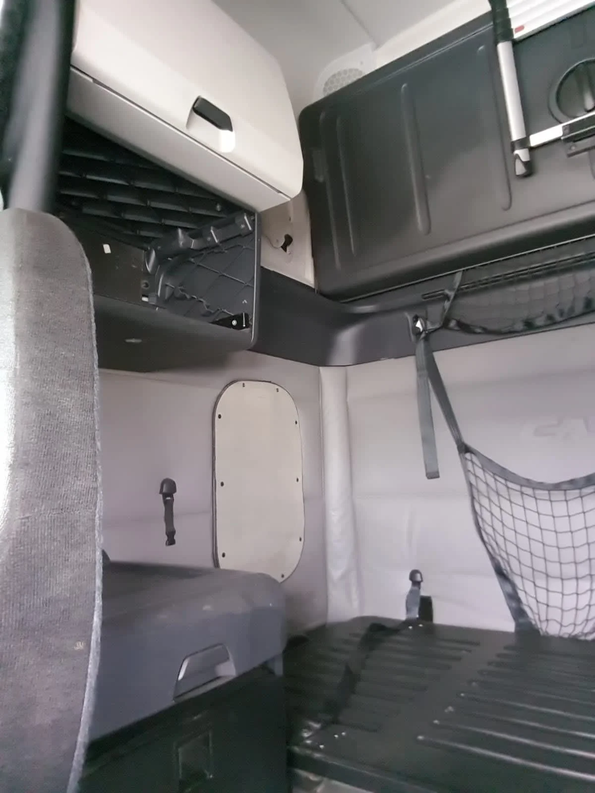2020 Freightliner Cascadia in Oak Creek, WI — photo 16