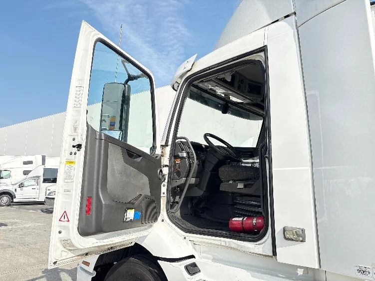 2020 Volvo VNR 640 - image 9
