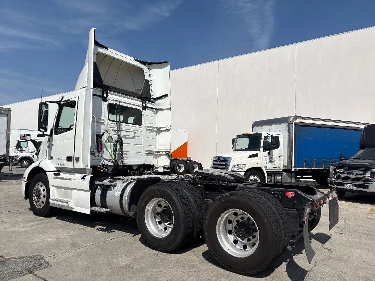 2020 Volvo VNR 640 - image 5