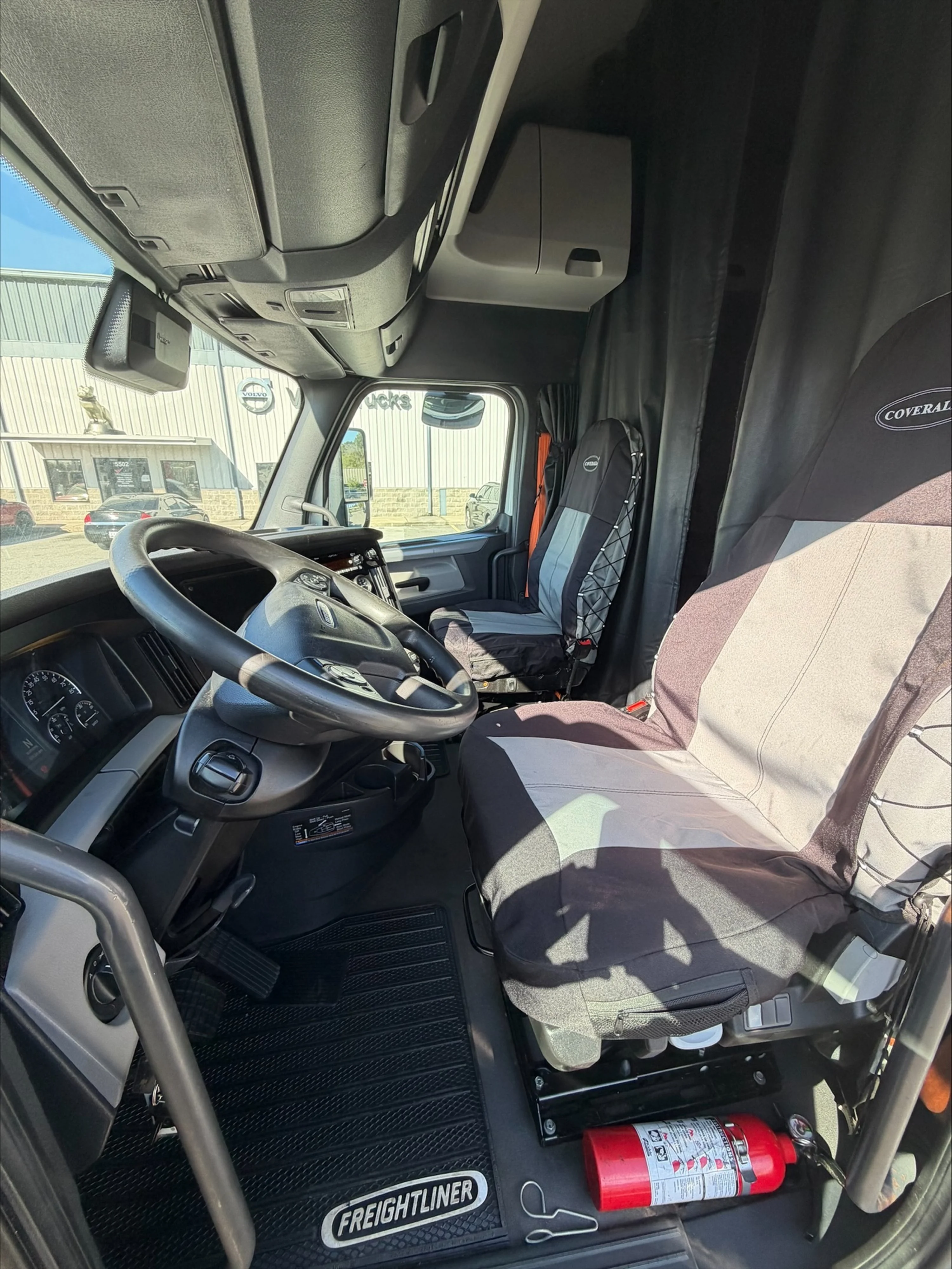 2021 Freightliner Cascadia - image 9