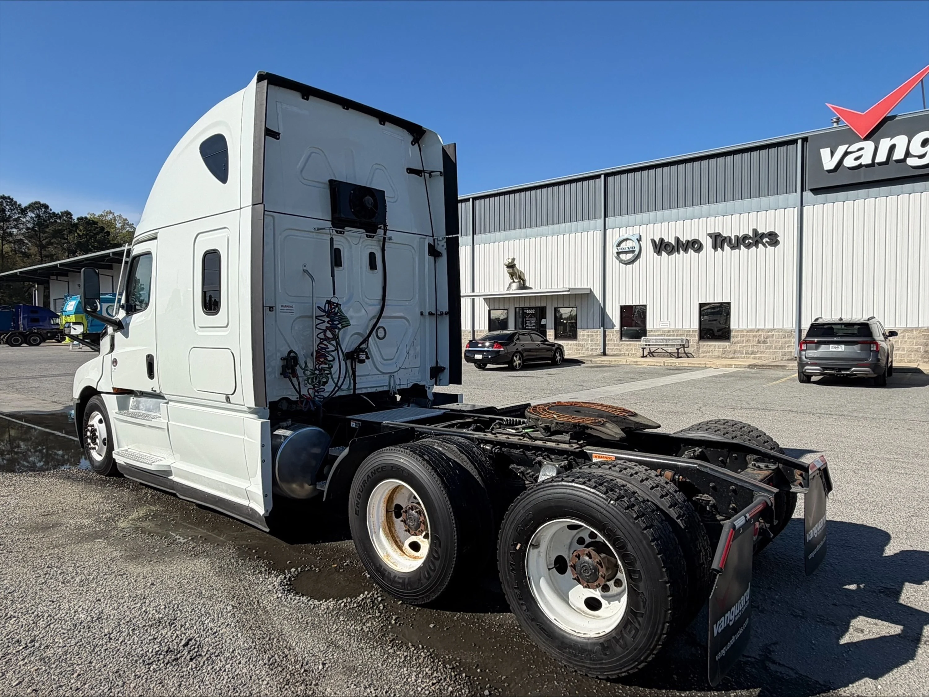 2021 Freightliner Cascadia - image 3