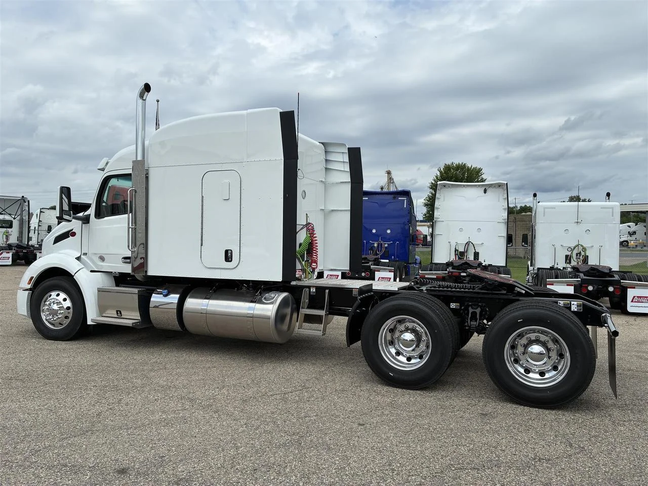 2027 Peterbilt 579 in South St. Paul, MN — photo 2