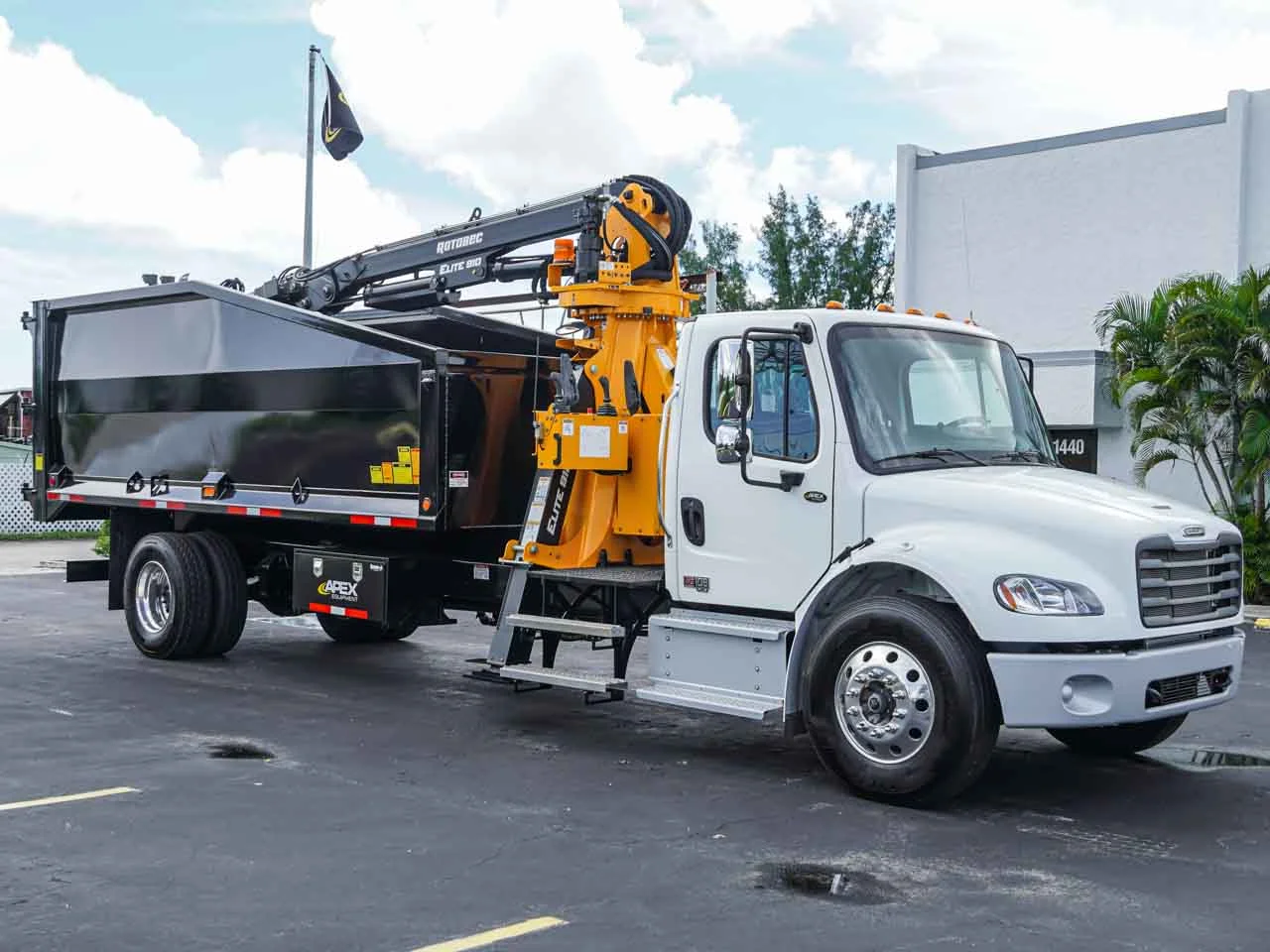 2025 Freightliner M2 106 — photo 2