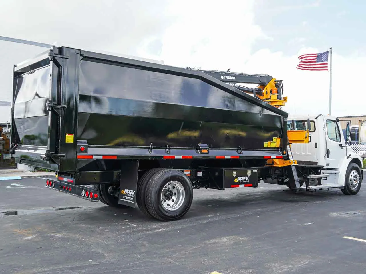 2025 Freightliner M2 106 — photo 4