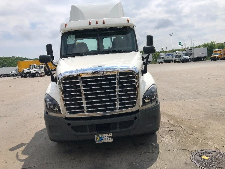 2020 Freightliner Cascadia - image 2
