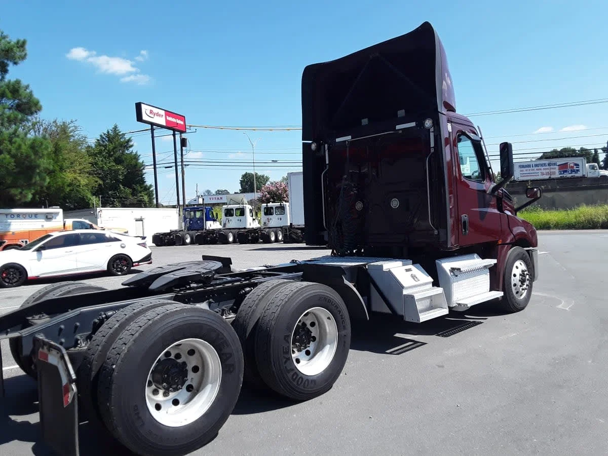 2021 Freightliner Cascadia in Charlotte, NC — photo 4
