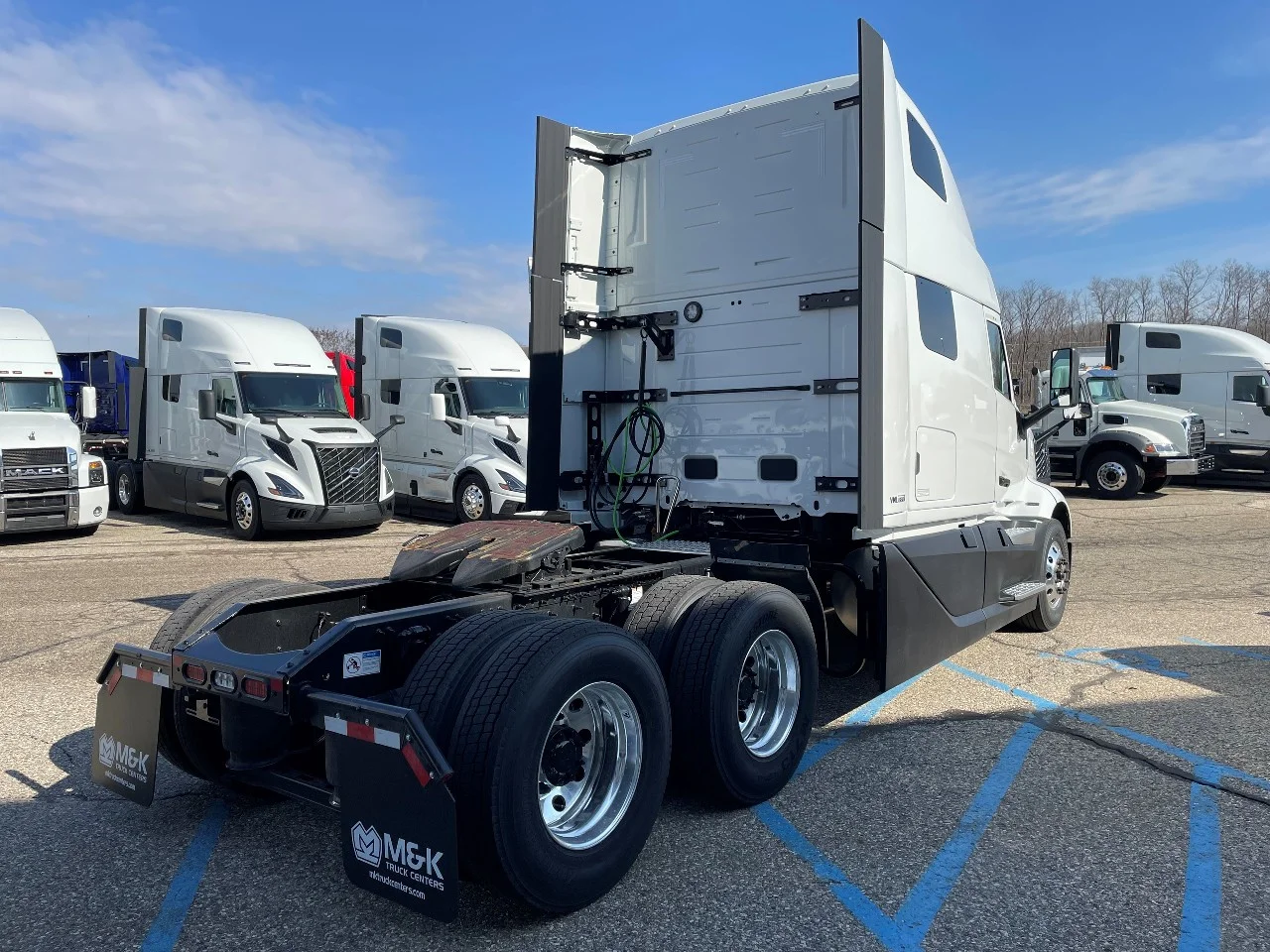 2026 Volvo VNL 860 in Byron Center, MI — photo 3