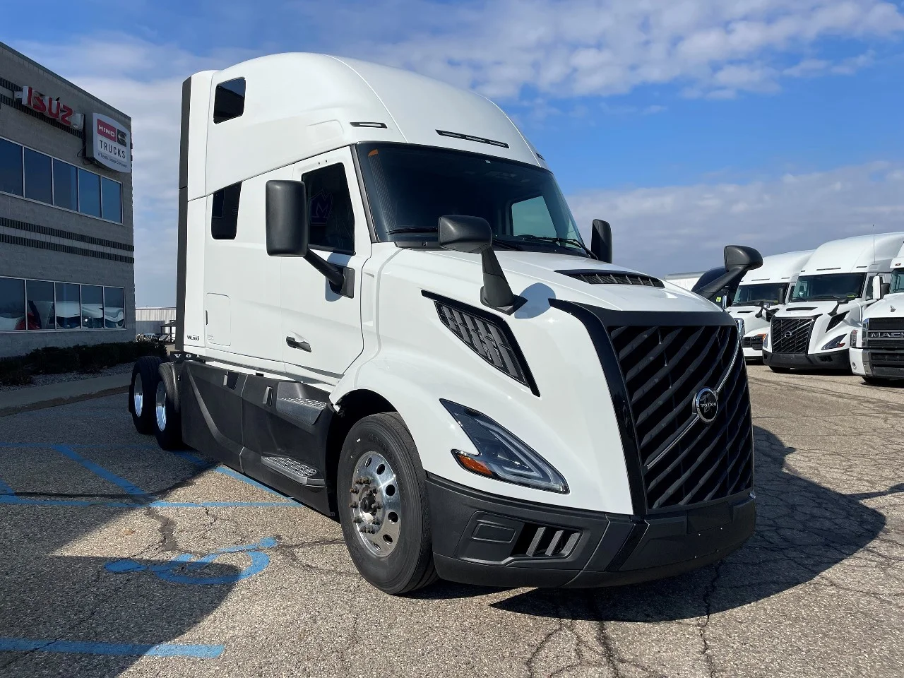 2026 Volvo VNL 860 in Byron Center, MI — photo 2