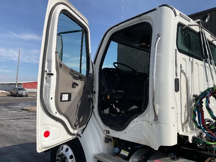 2017 Freightliner M2 112 - image 9
