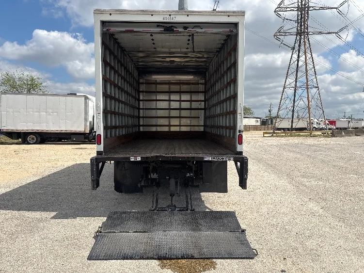 2022 Isuzu NRR - image 9