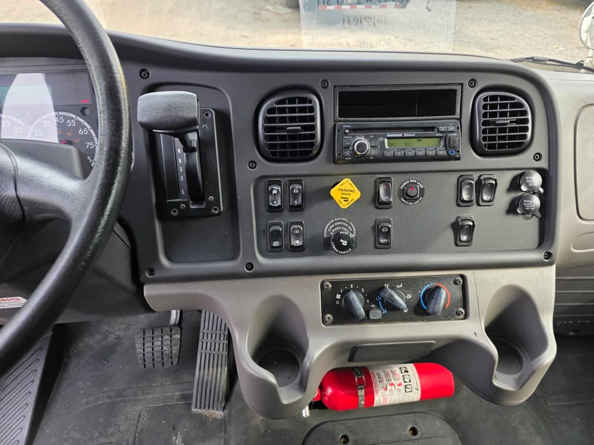 2016 Freightliner M2 106 - image 11