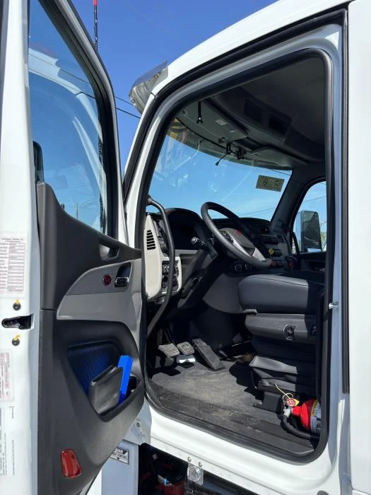 2027 Peterbilt 567 — photo 10