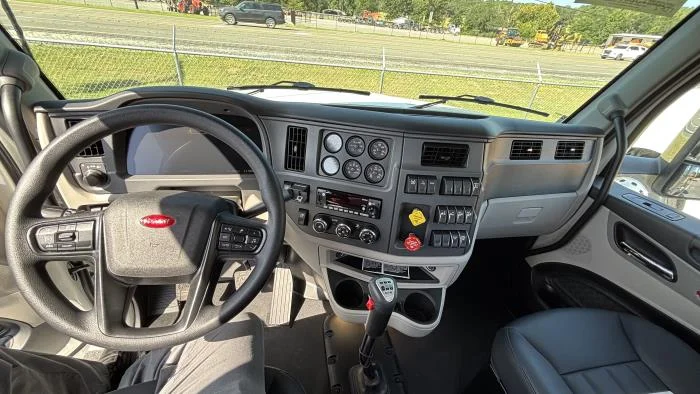 2027 Peterbilt 567 — photo 11