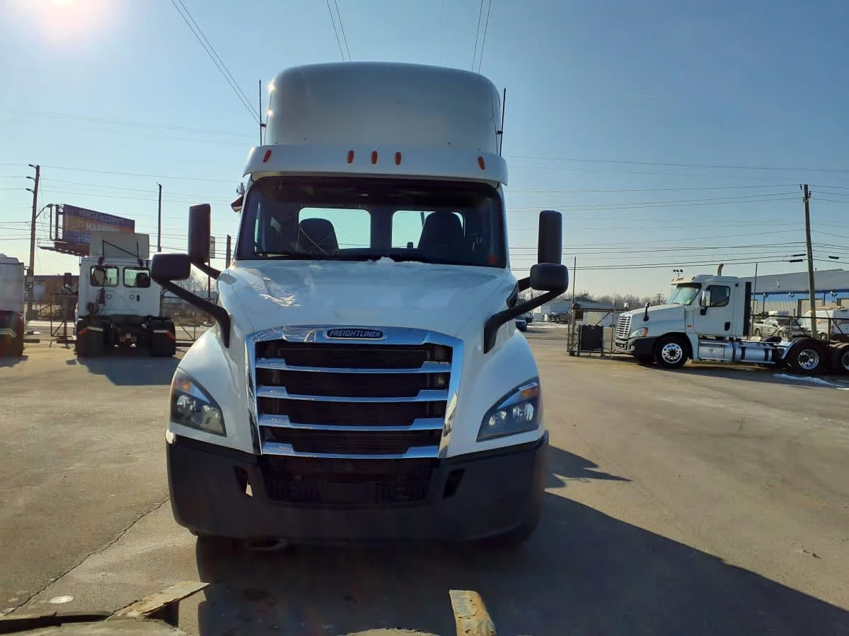 2020 Freightliner Cascadia - image 2