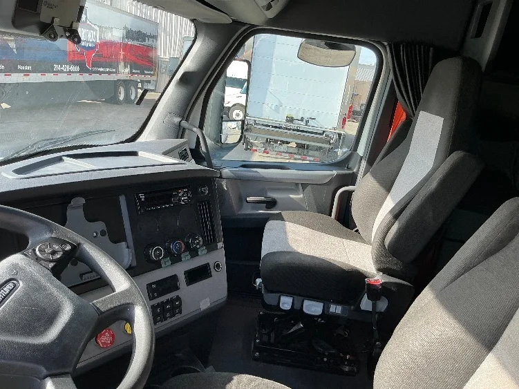 2021 Freightliner Cascadia in Garland, TX — photo 10