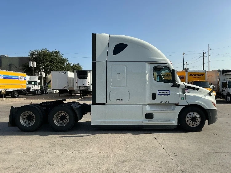 2021 Freightliner Cascadia in Garland, TX — photo 8