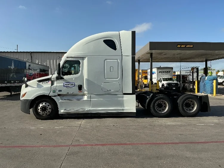 2021 Freightliner Cascadia in Garland, TX — photo 4