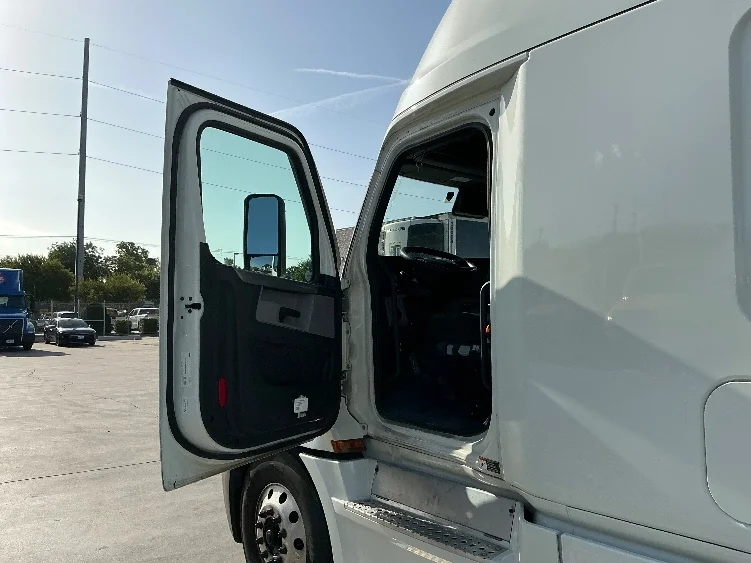 2021 Freightliner Cascadia in Garland, TX — photo 9