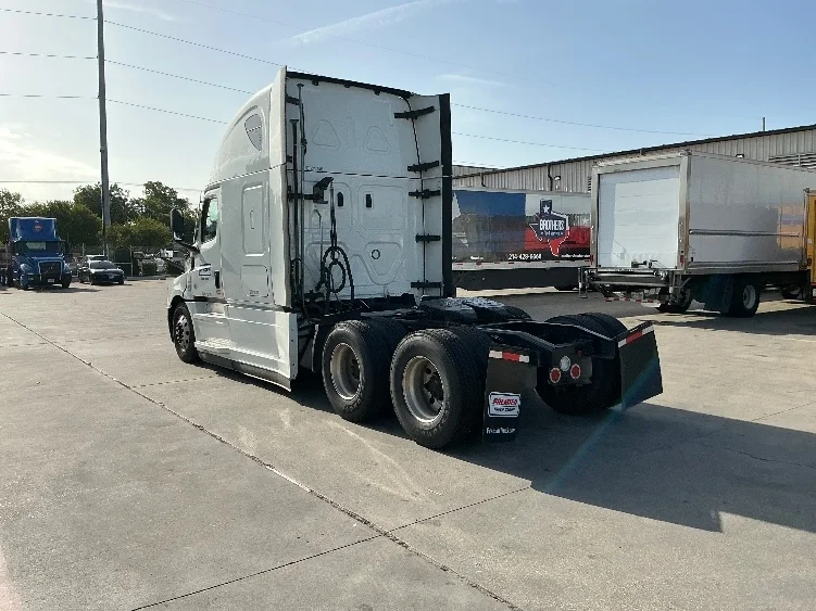 2021 Freightliner Cascadia in Garland, TX — photo 5