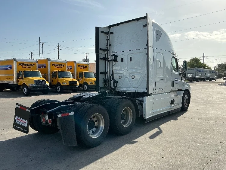 2021 Freightliner Cascadia in Garland, TX — photo 7