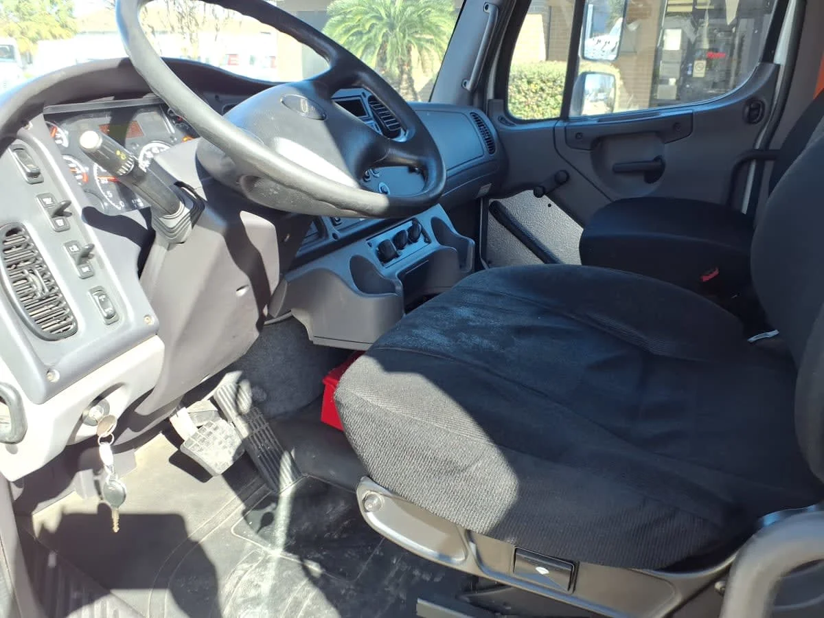 2019 Freightliner M2 106 in Houston, TX — photo 8
