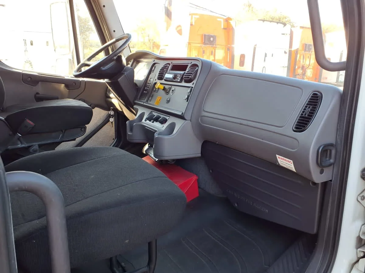 2019 Freightliner M2 106 in Houston, TX — photo 12
