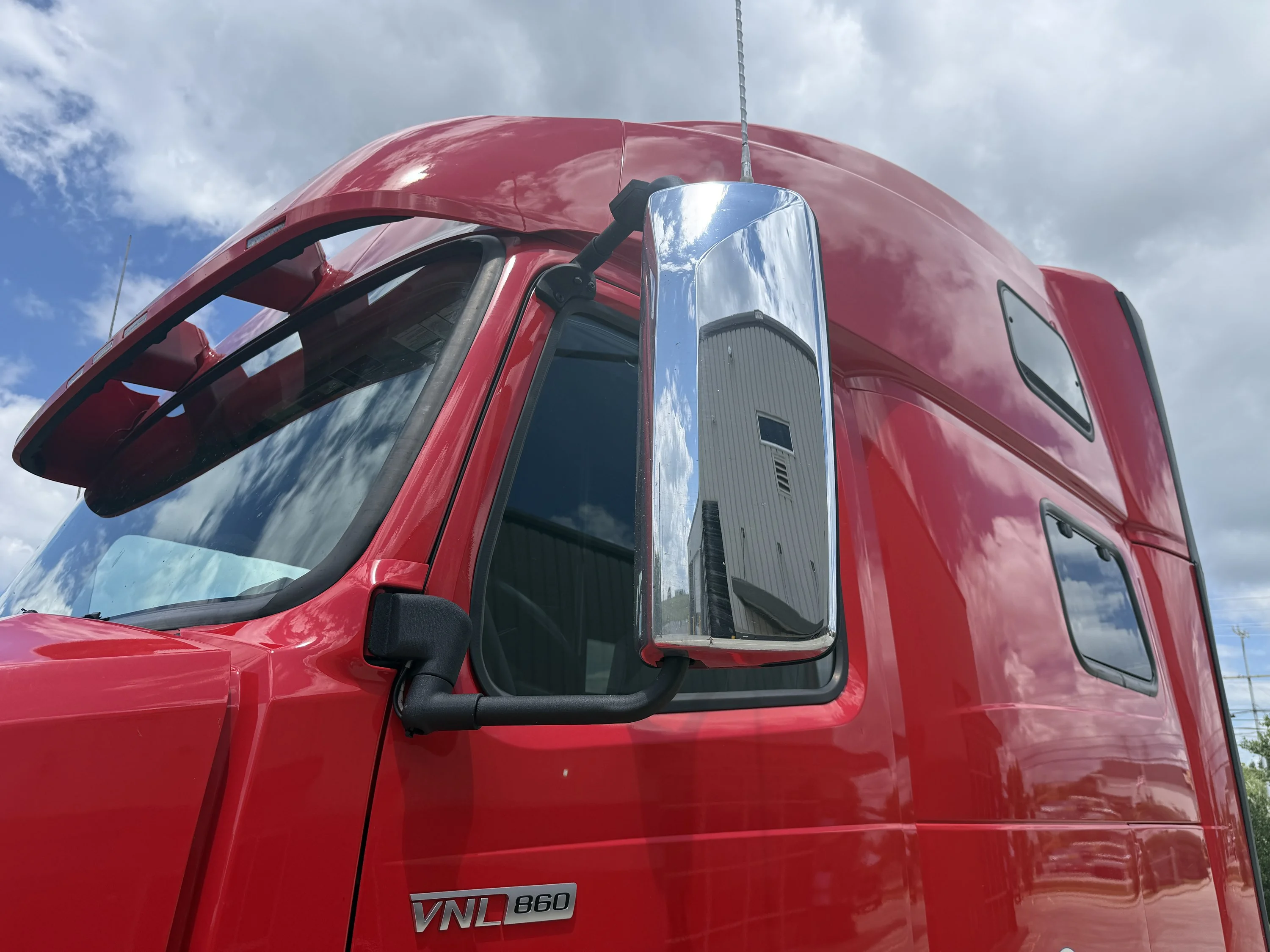 2024 Volvo VNL 860 in Clarksville, TN — photo 9