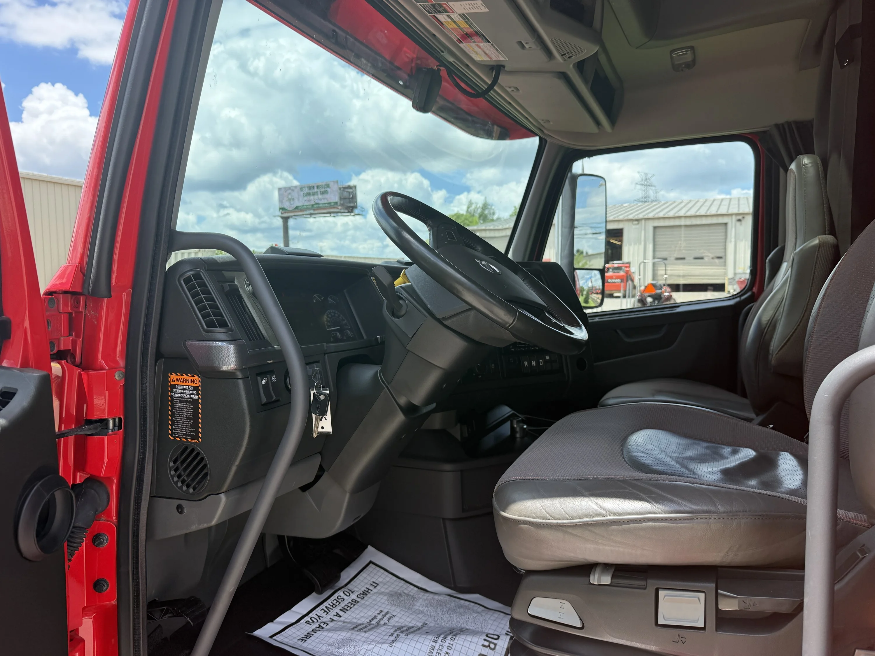 2024 Volvo VNL 860 in Clarksville, TN — photo 31