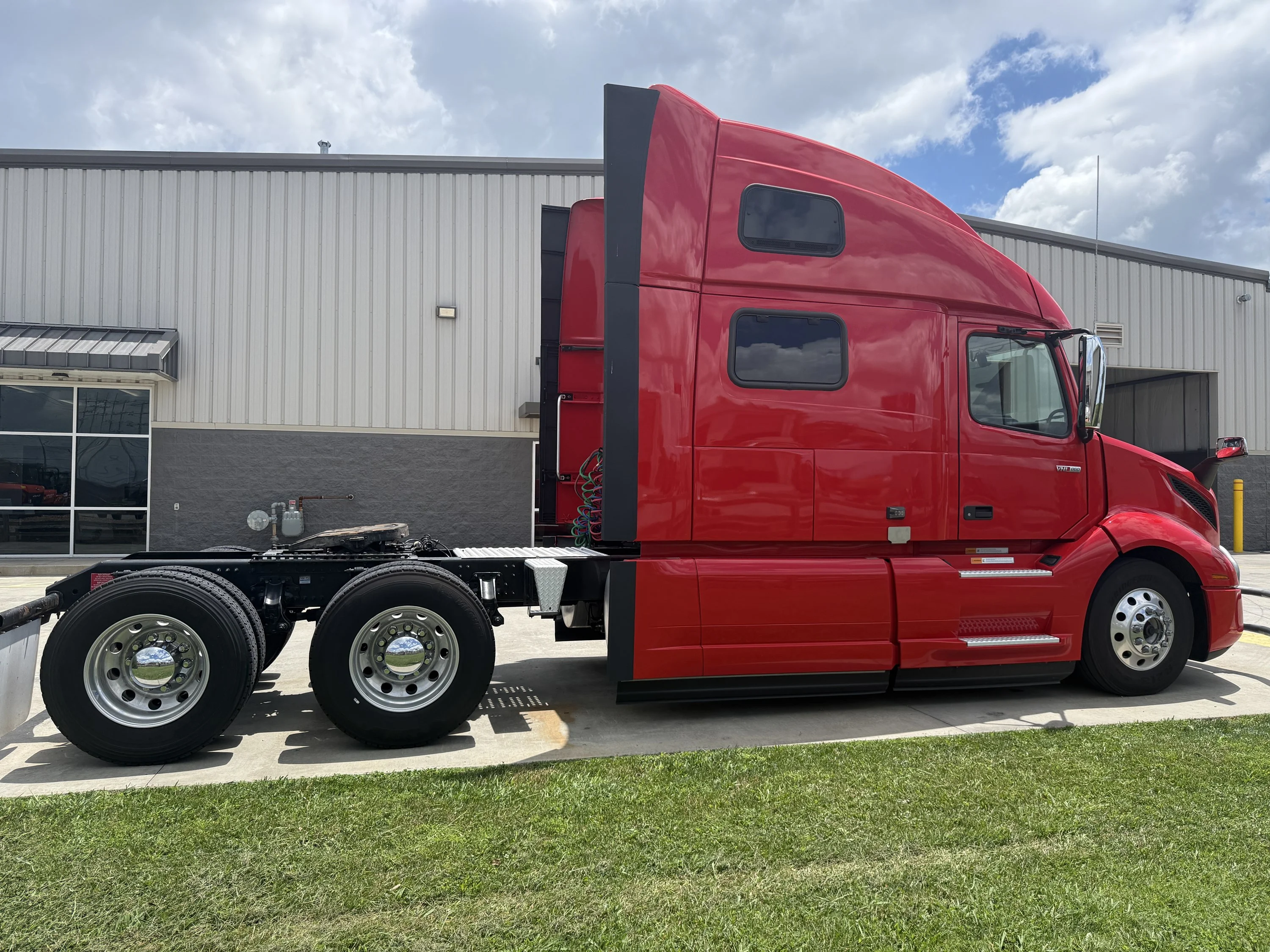 2024 Volvo VNL 860 in Clarksville, TN — photo 12