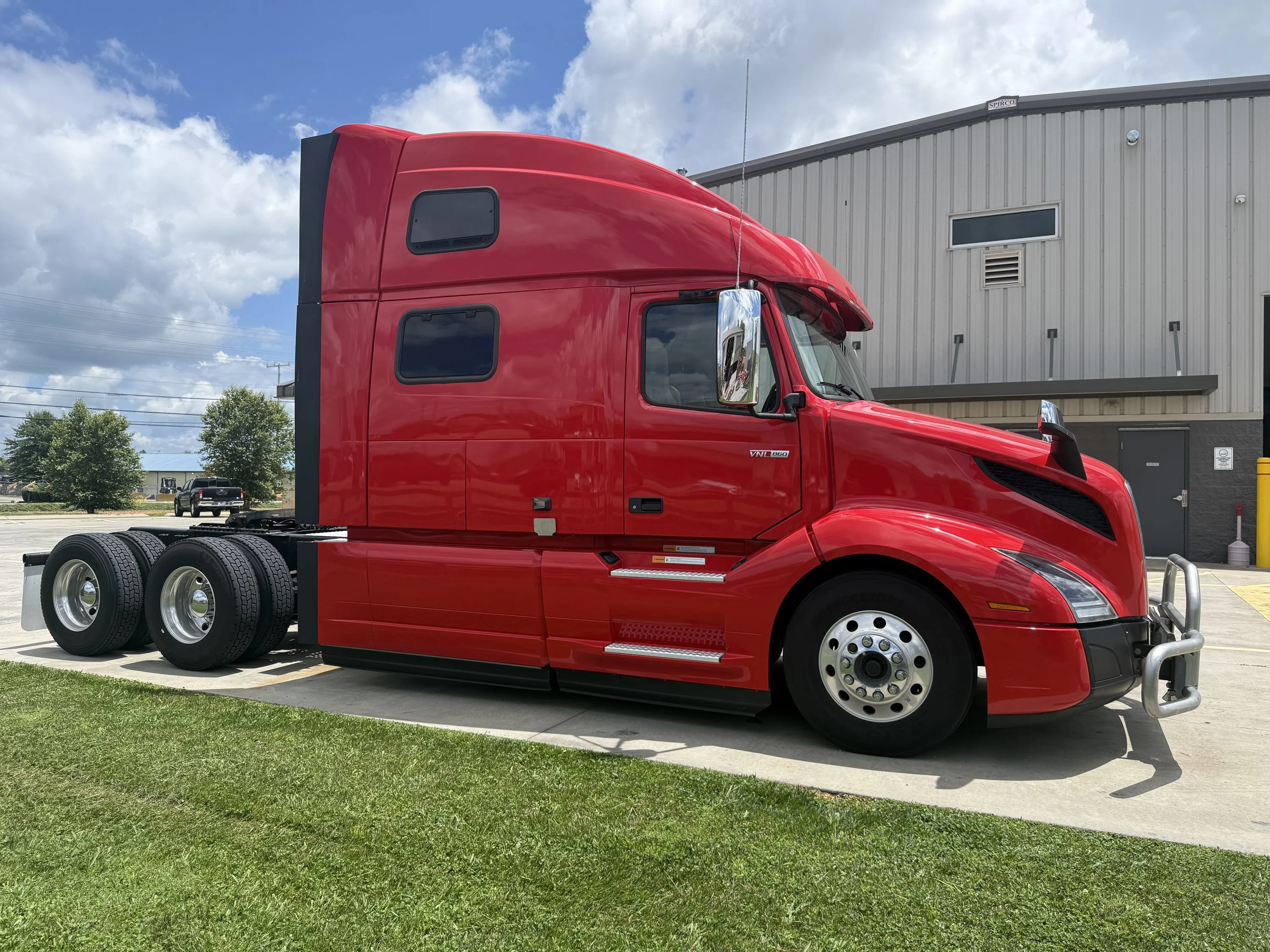 2024 Volvo VNL 860 in Clarksville, TN — photo 2