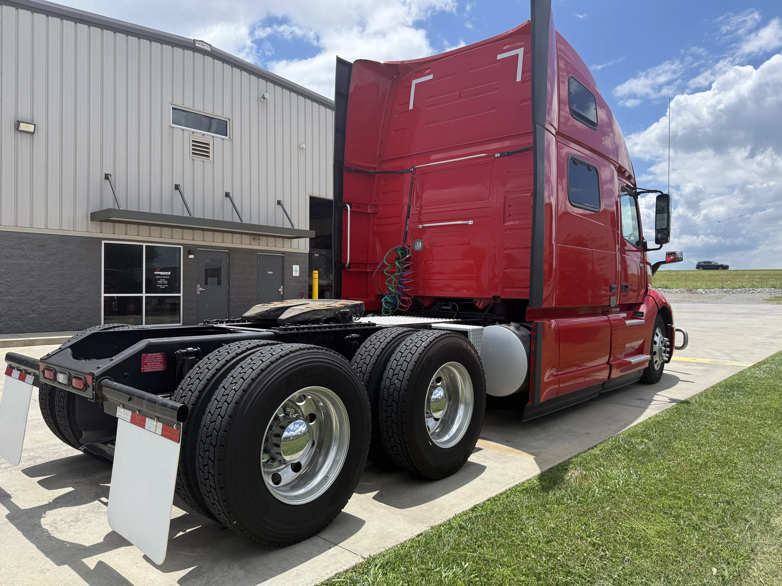 2024 Volvo VNL 860 in Clarksville, TN — photo 8