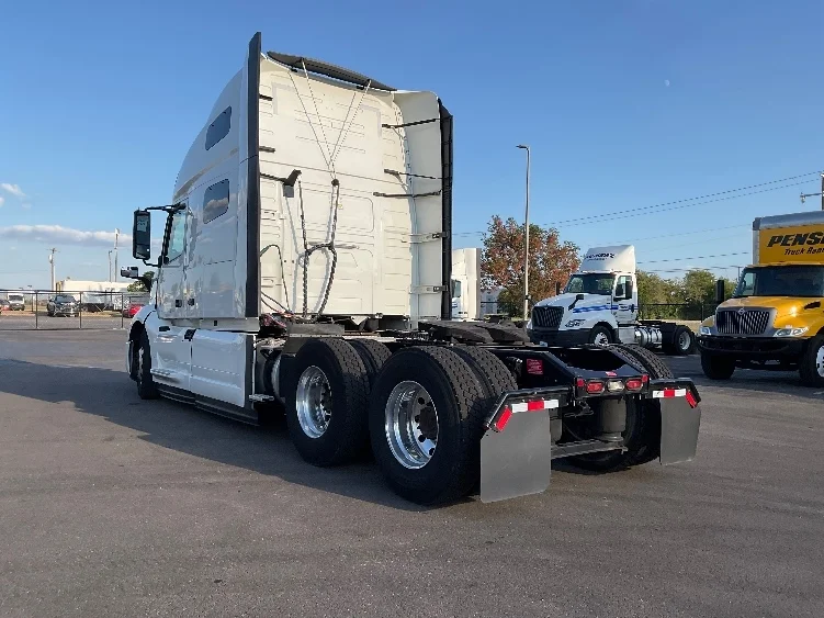 2022 Volvo VNL 760 - image 5