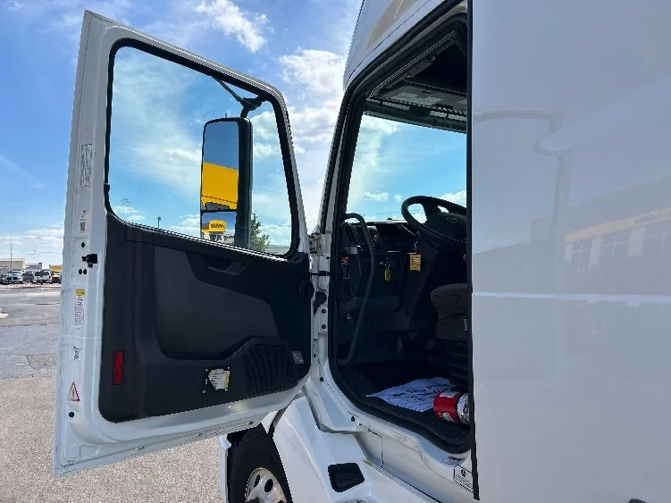 2022 Volvo VNL 760 - image 9