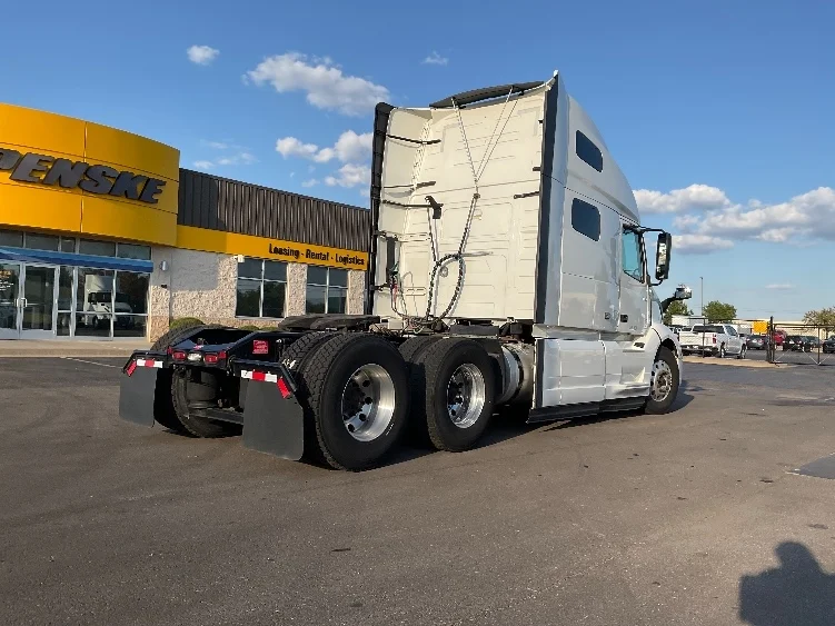 2022 Volvo VNL 760 - image 7
