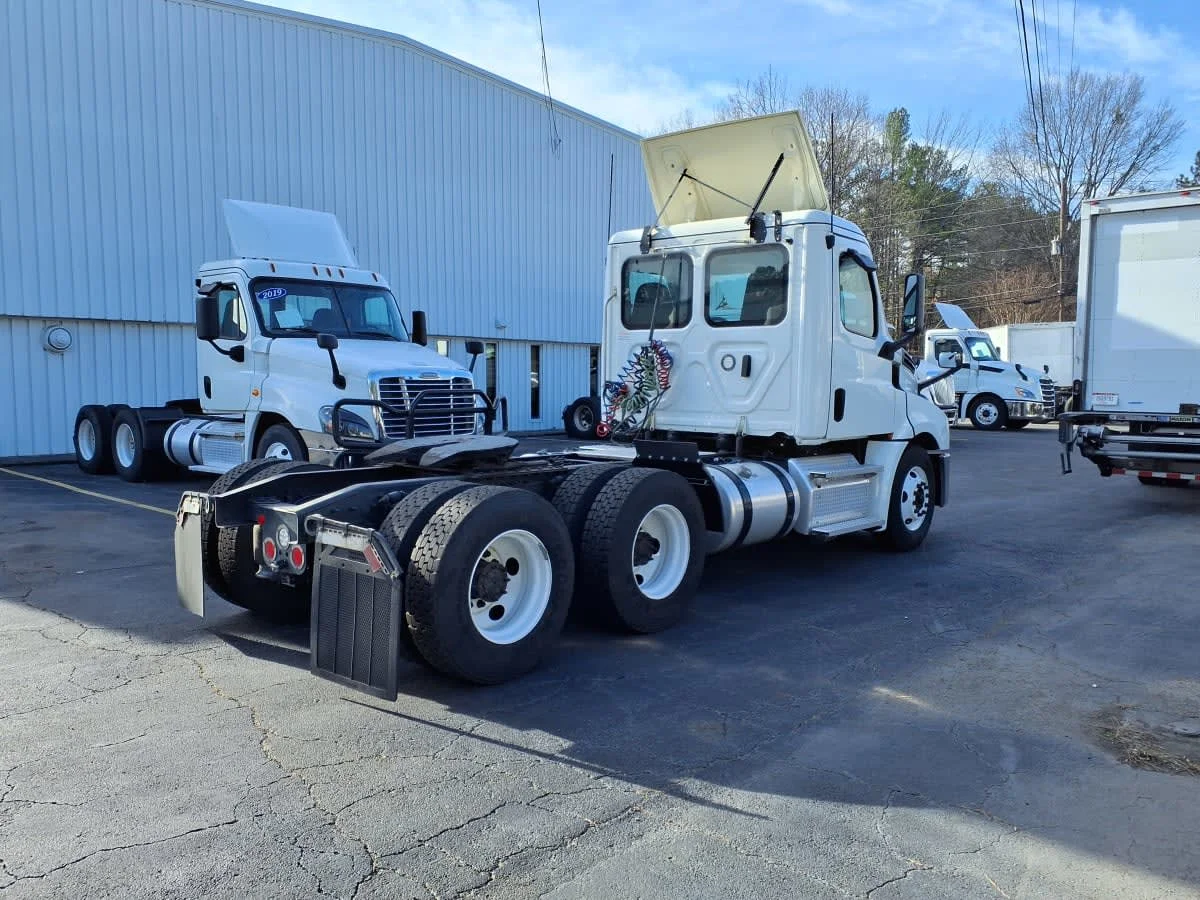 2020 Freightliner Cascadia in Doraville, GA — photo 4