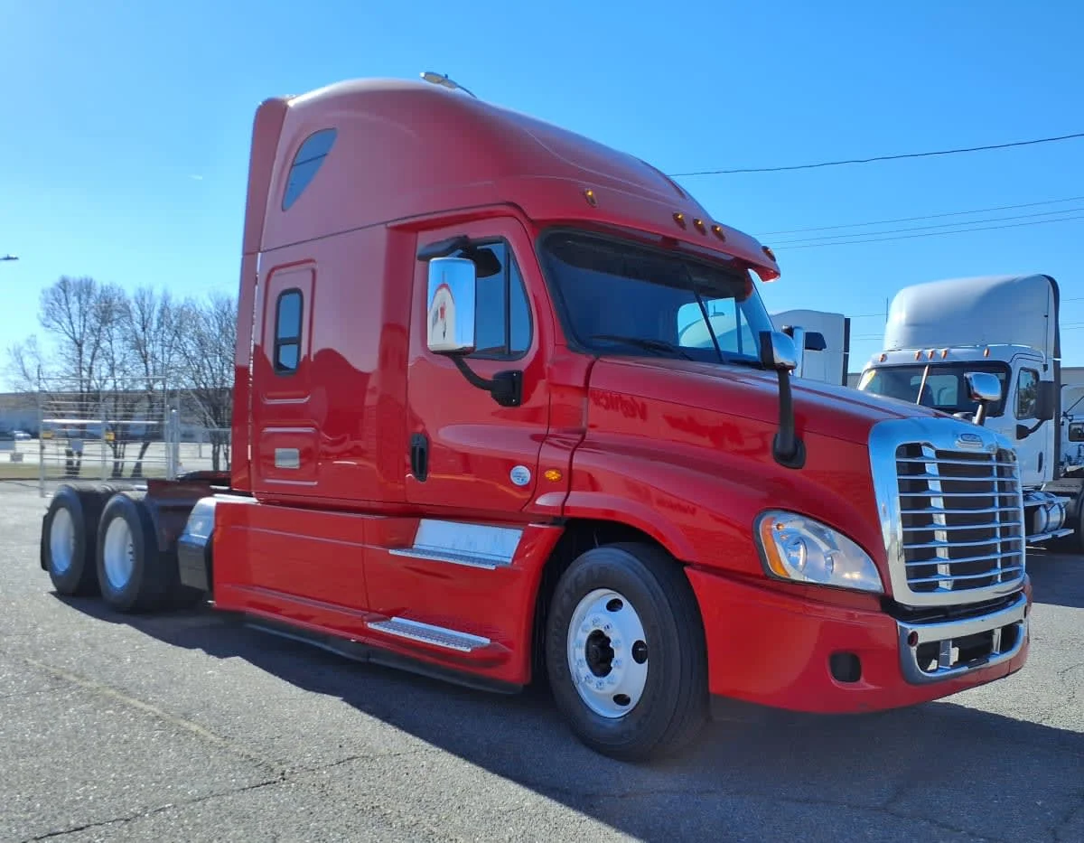 2019 Freightliner Cascadia - image 3