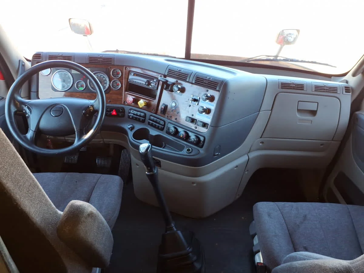 2019 Freightliner Cascadia - image 7