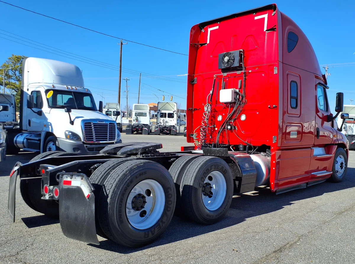 2019 Freightliner Cascadia - image 4