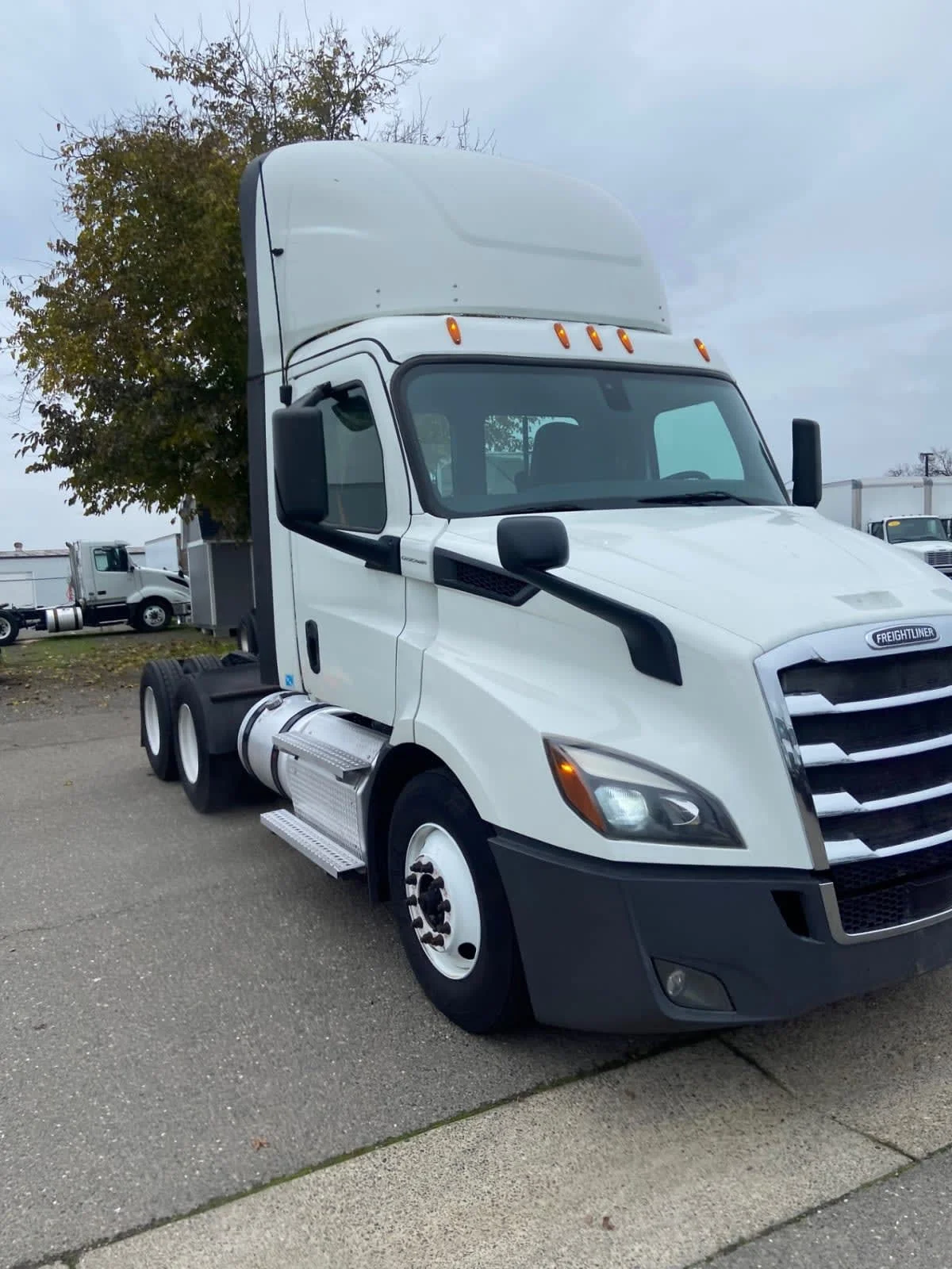 2020 Freightliner Cascadia - image 3