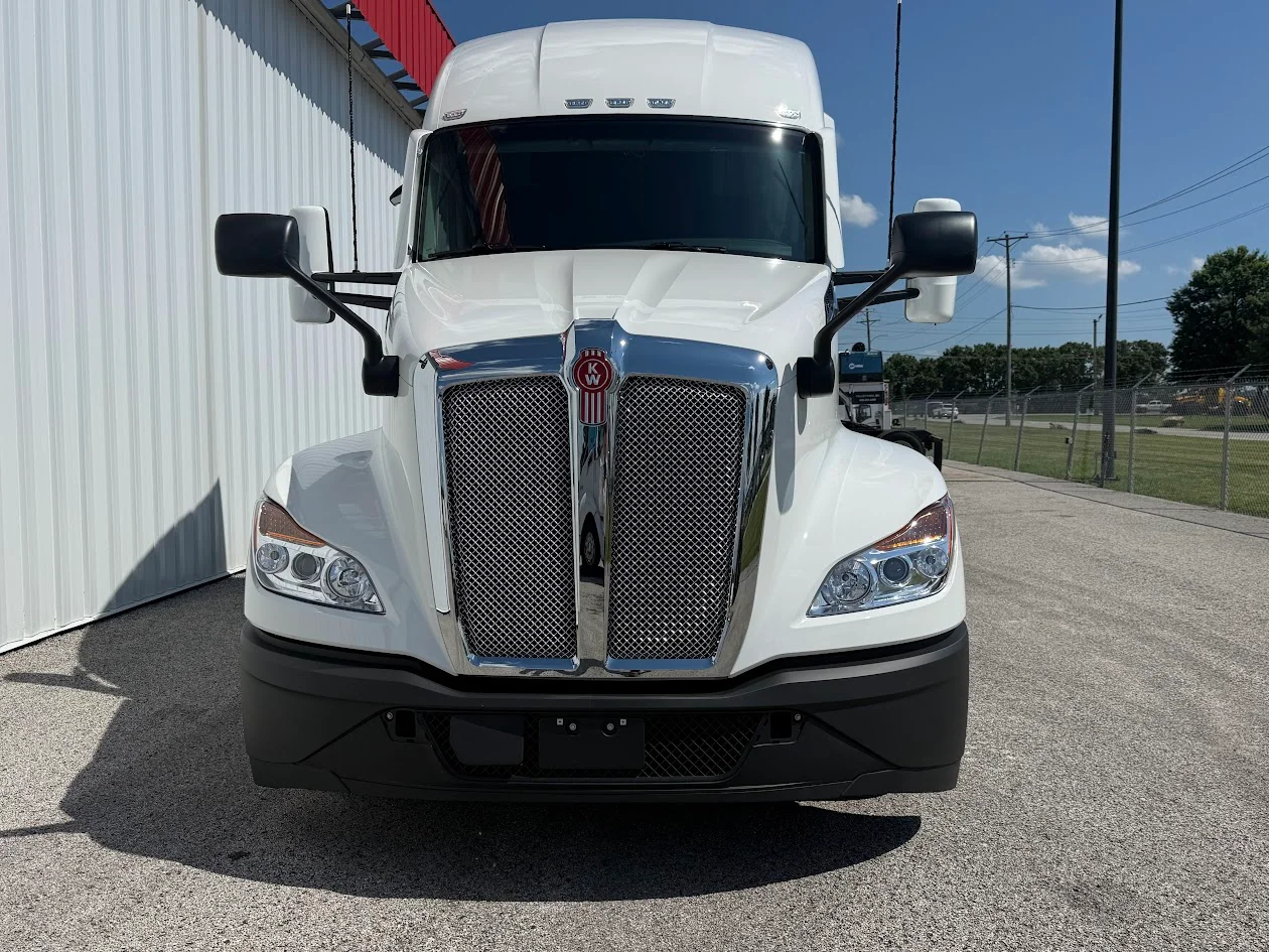 2027 Kenworth T680 in Fenton, MO — photo 2