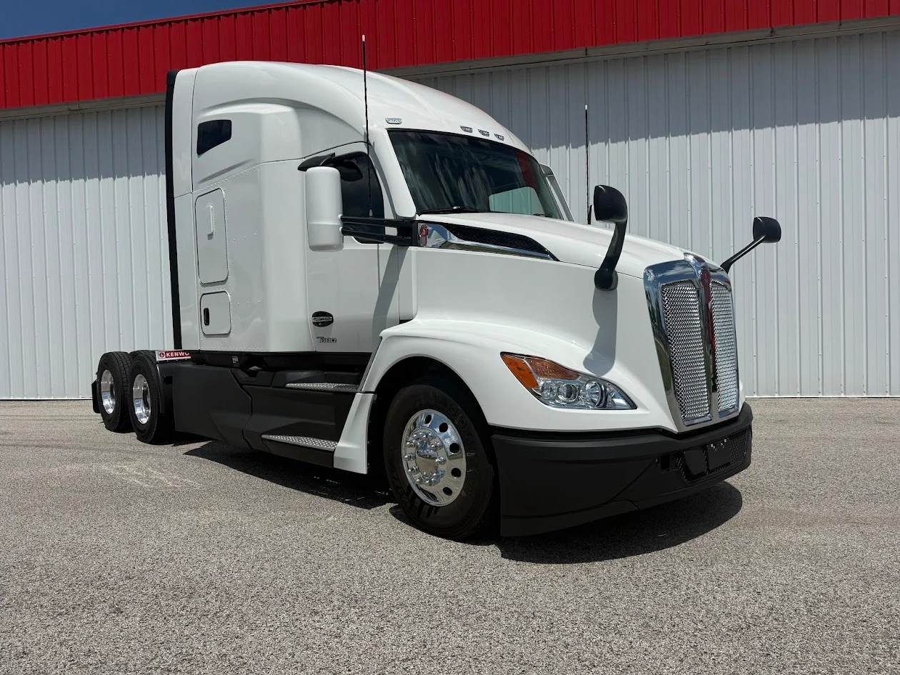 2027 Kenworth T680 in Fenton, MO — photo 3