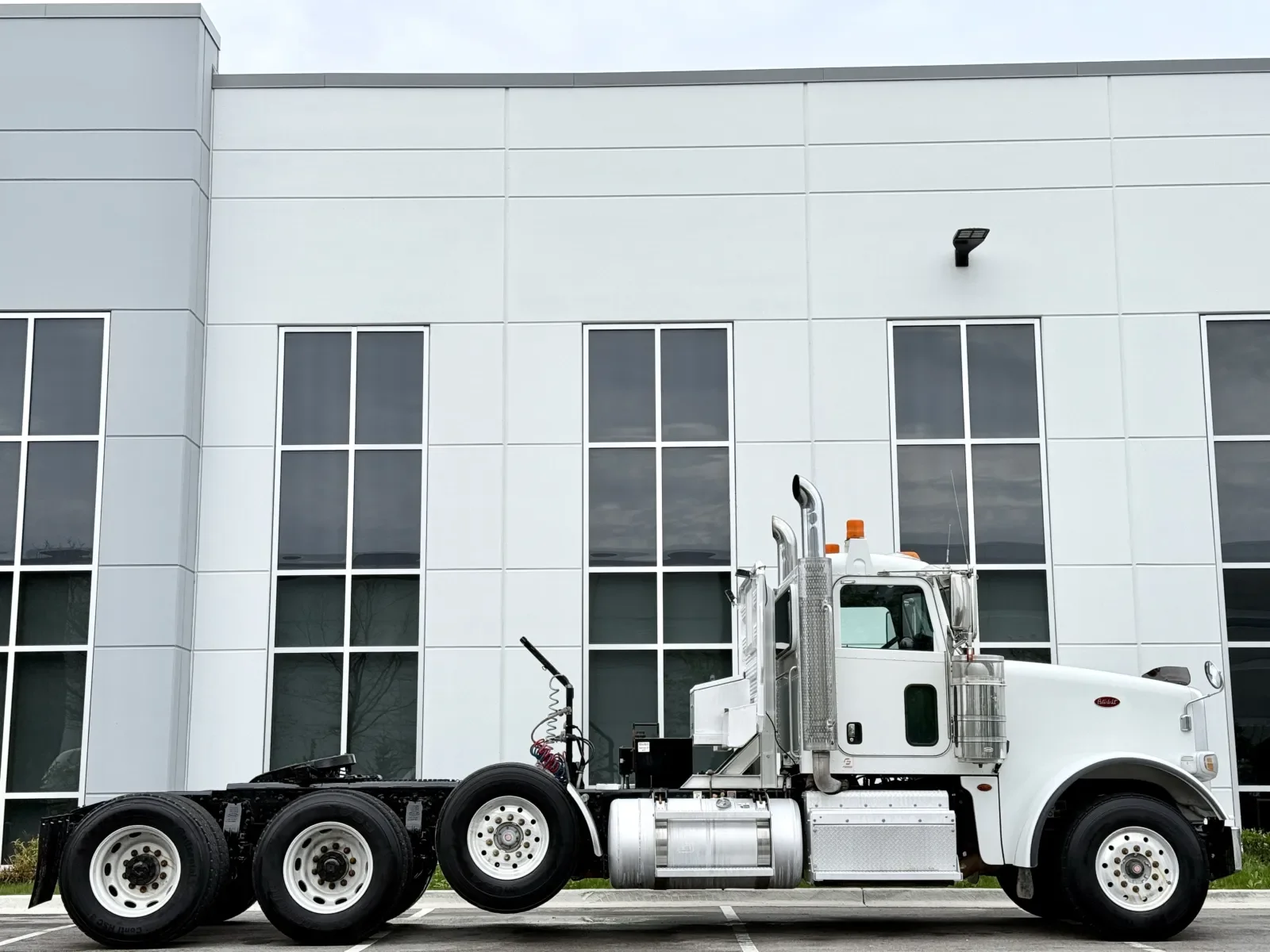 2016 Peterbilt 367 in New Lenox, IL — photo 3