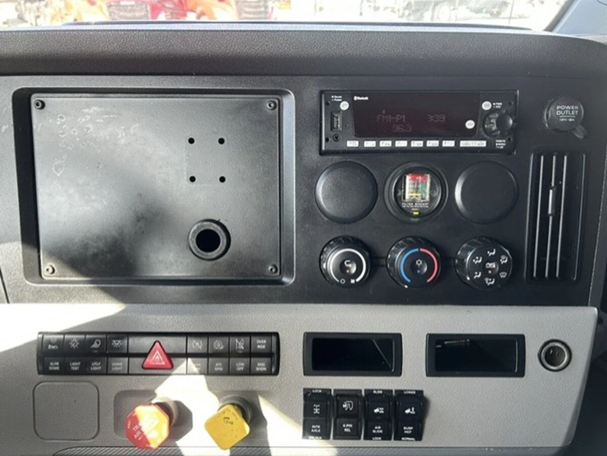 2022 Freightliner Cascadia — photo 21