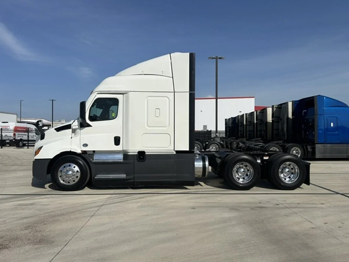 2022 Freightliner Cascadia — photo 2