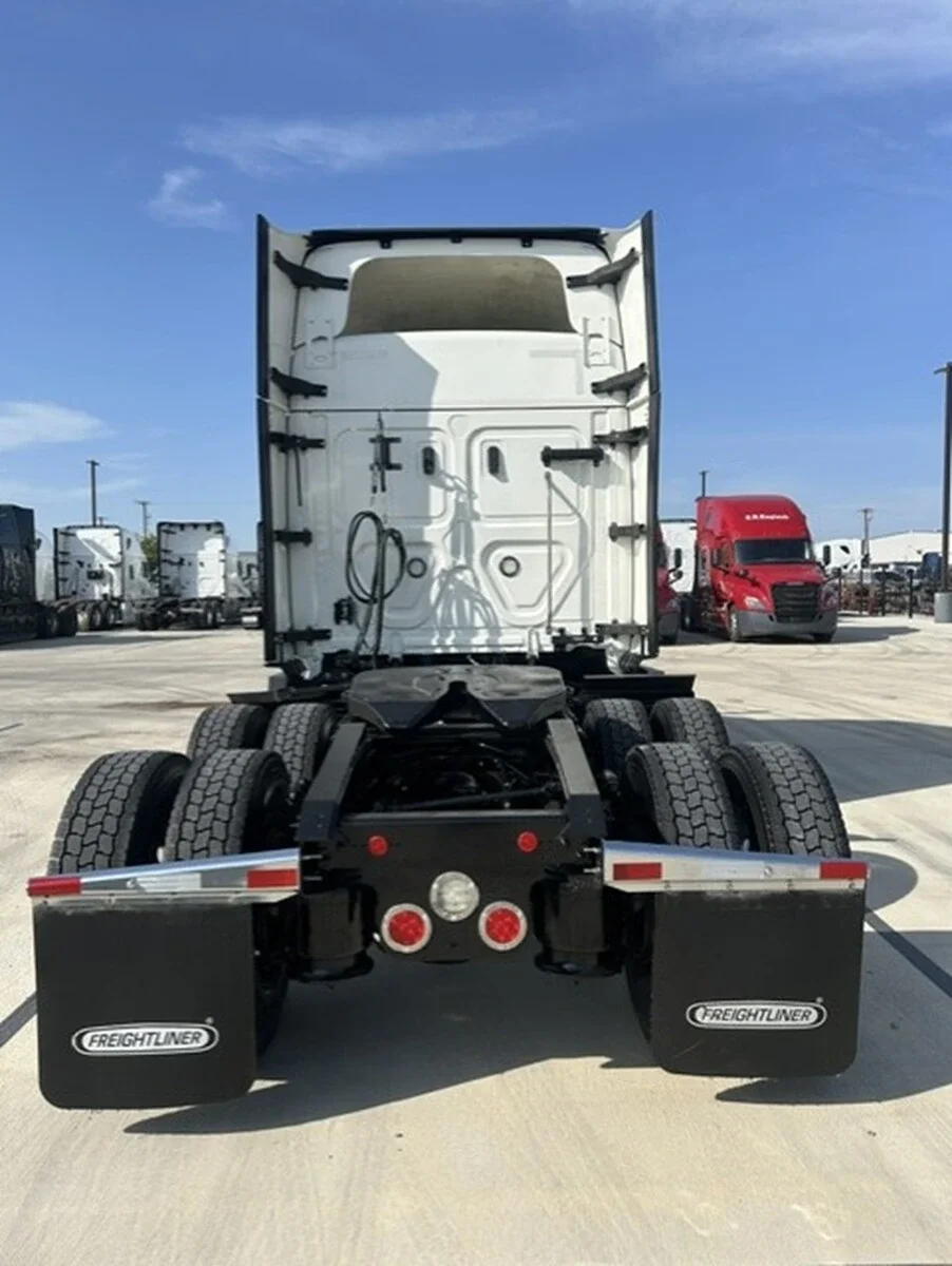 2022 Freightliner Cascadia — photo 4