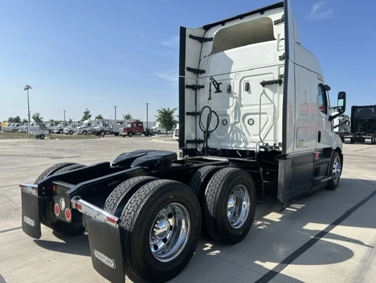 2022 Freightliner Cascadia — photo 8