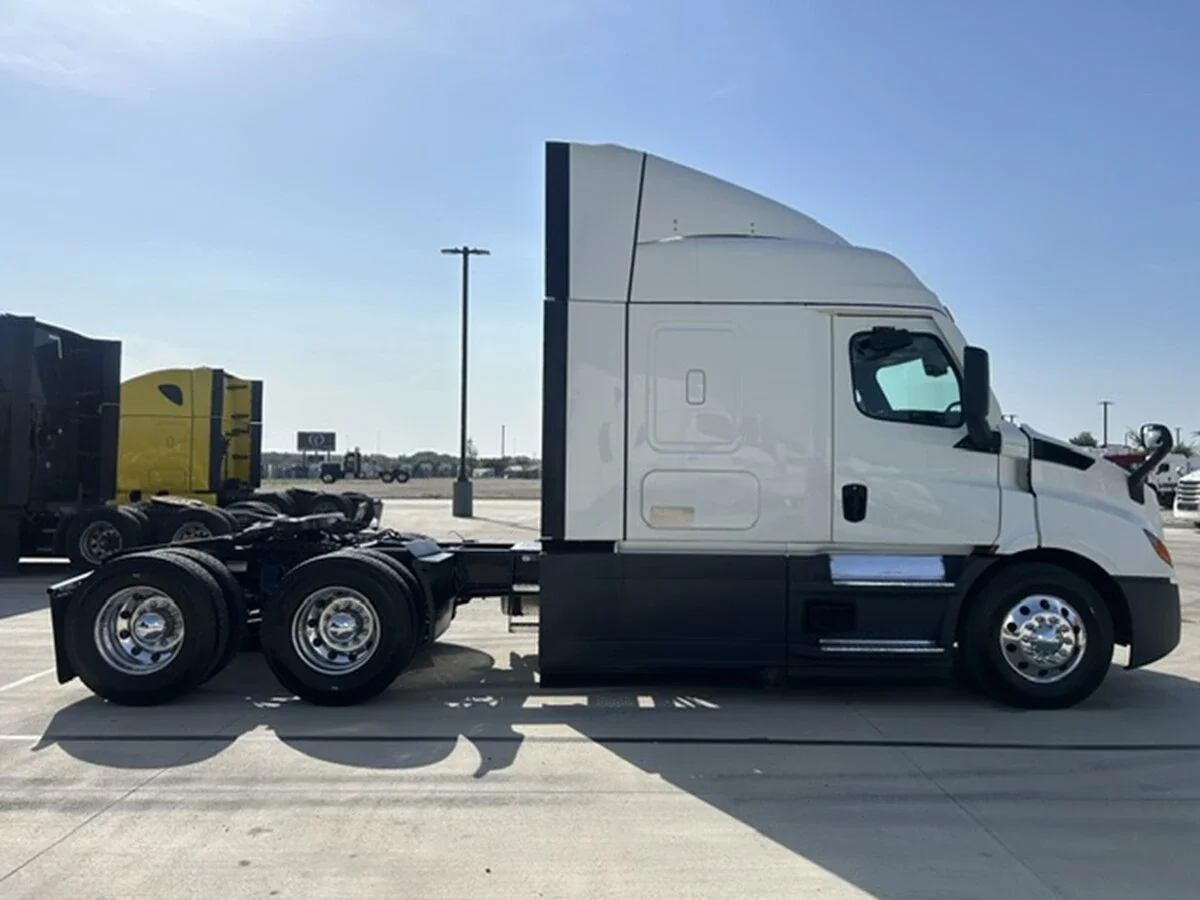 2022 Freightliner Cascadia — photo 7