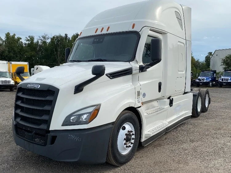 2021 Freightliner Cascadia - image 3