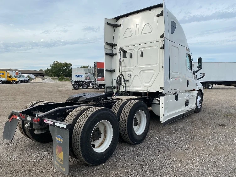 2021 Freightliner Cascadia - image 7