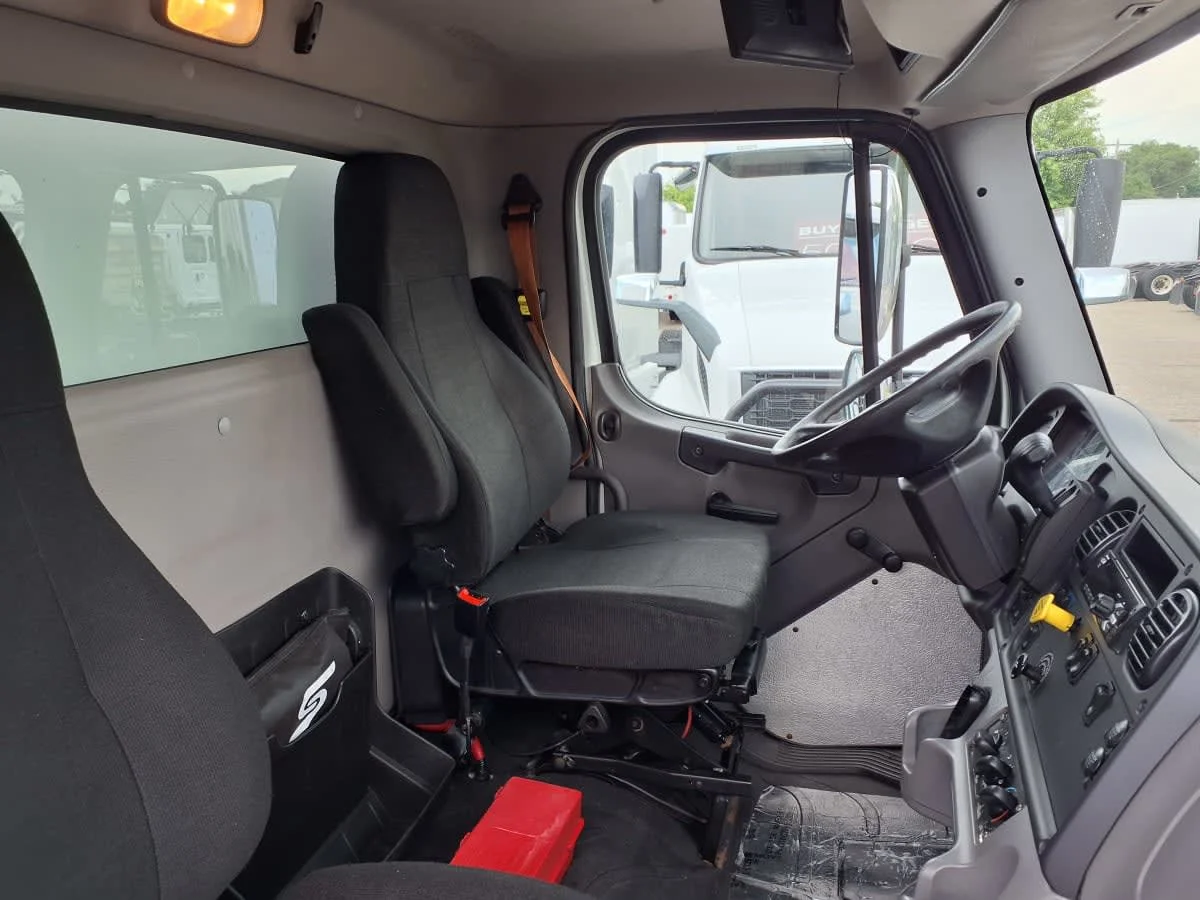 2019 Freightliner M2 106 in Minneapolis, MN — photo 7